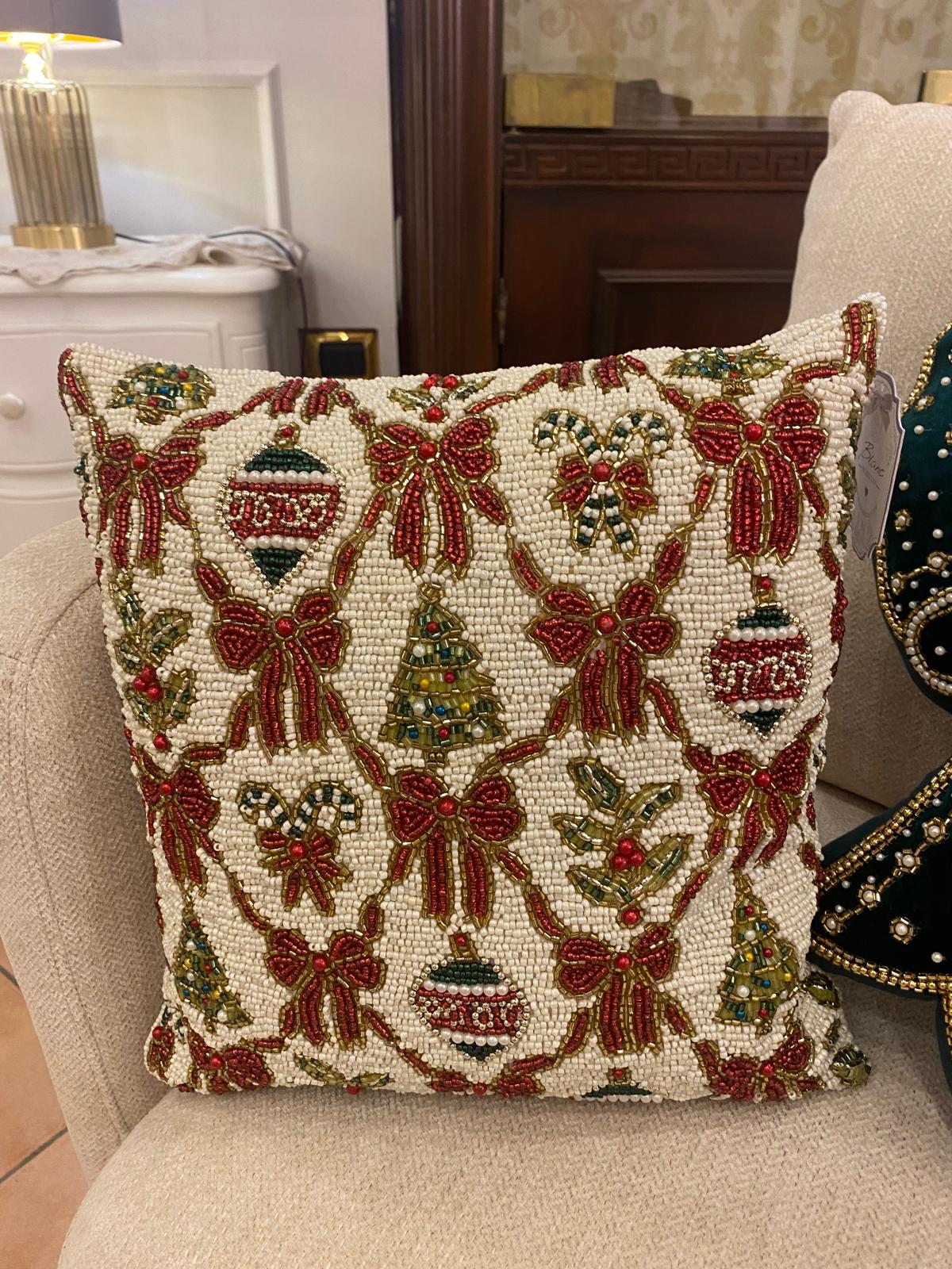 Cuscino ricamato con perline