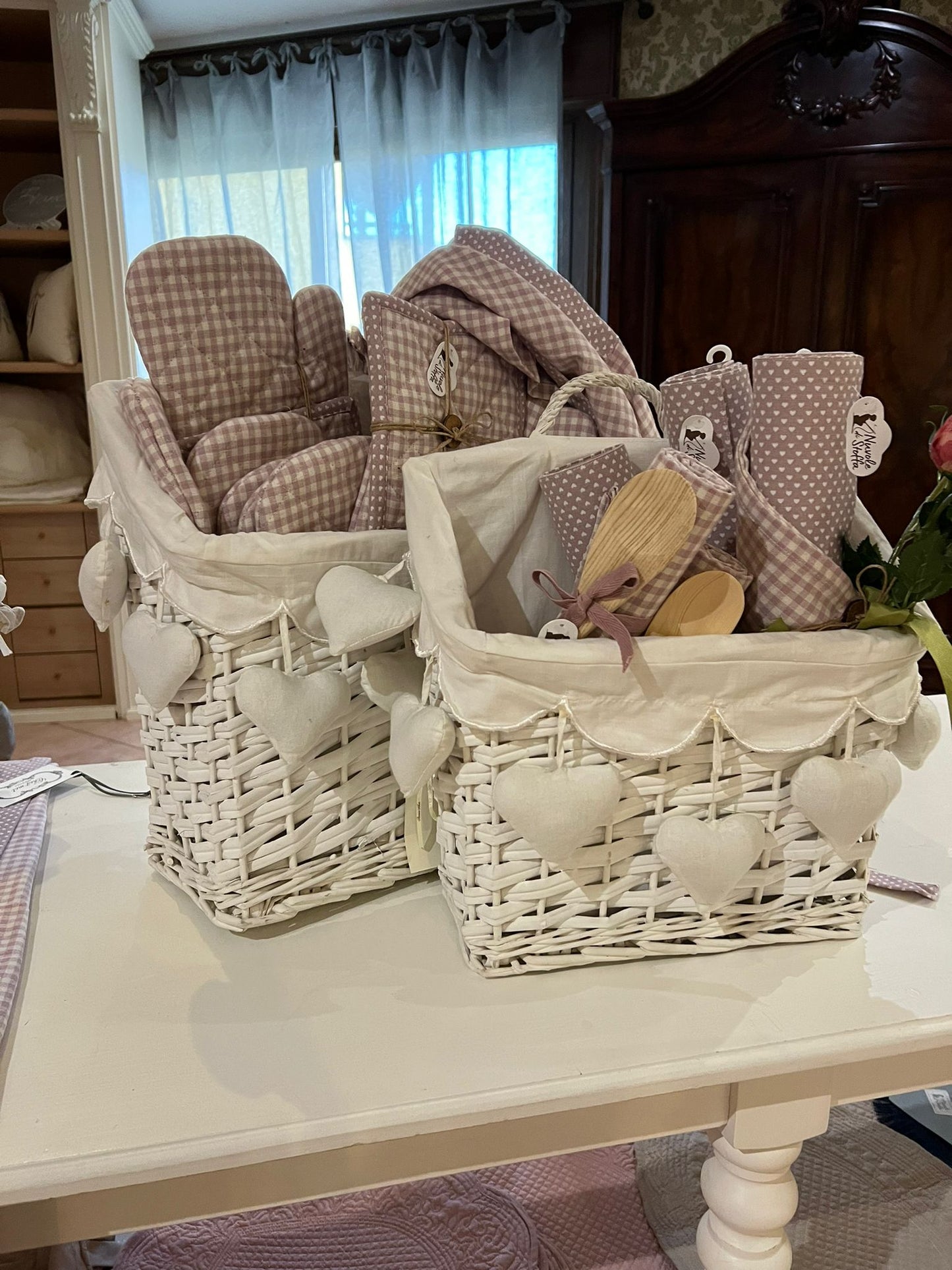 Cesta bianca con cuori