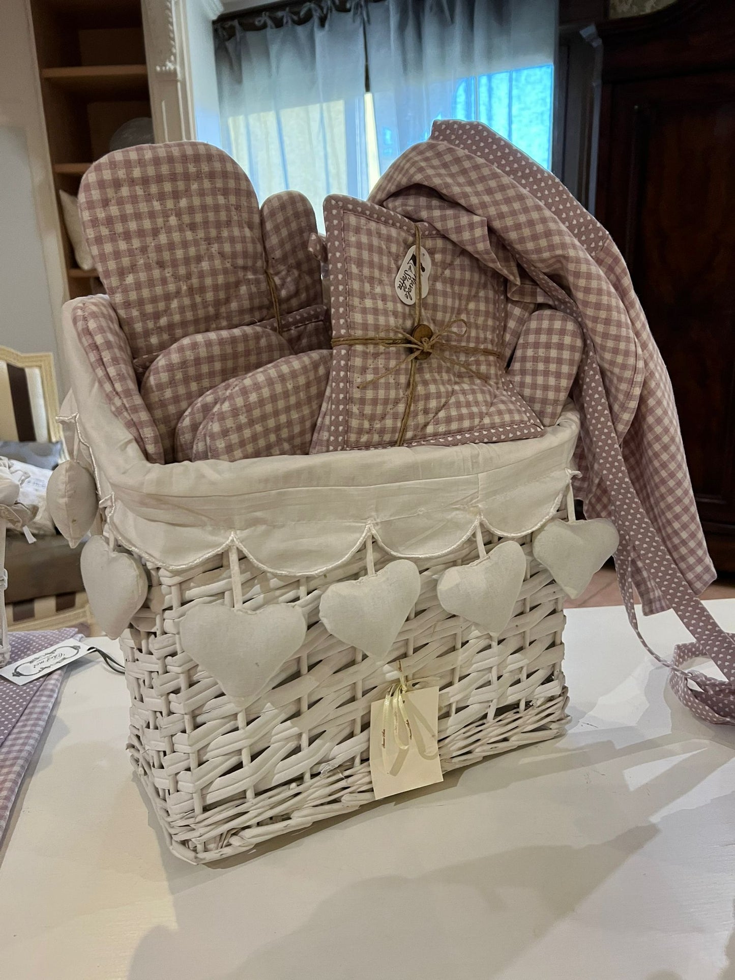 Cesta bianca con cuori