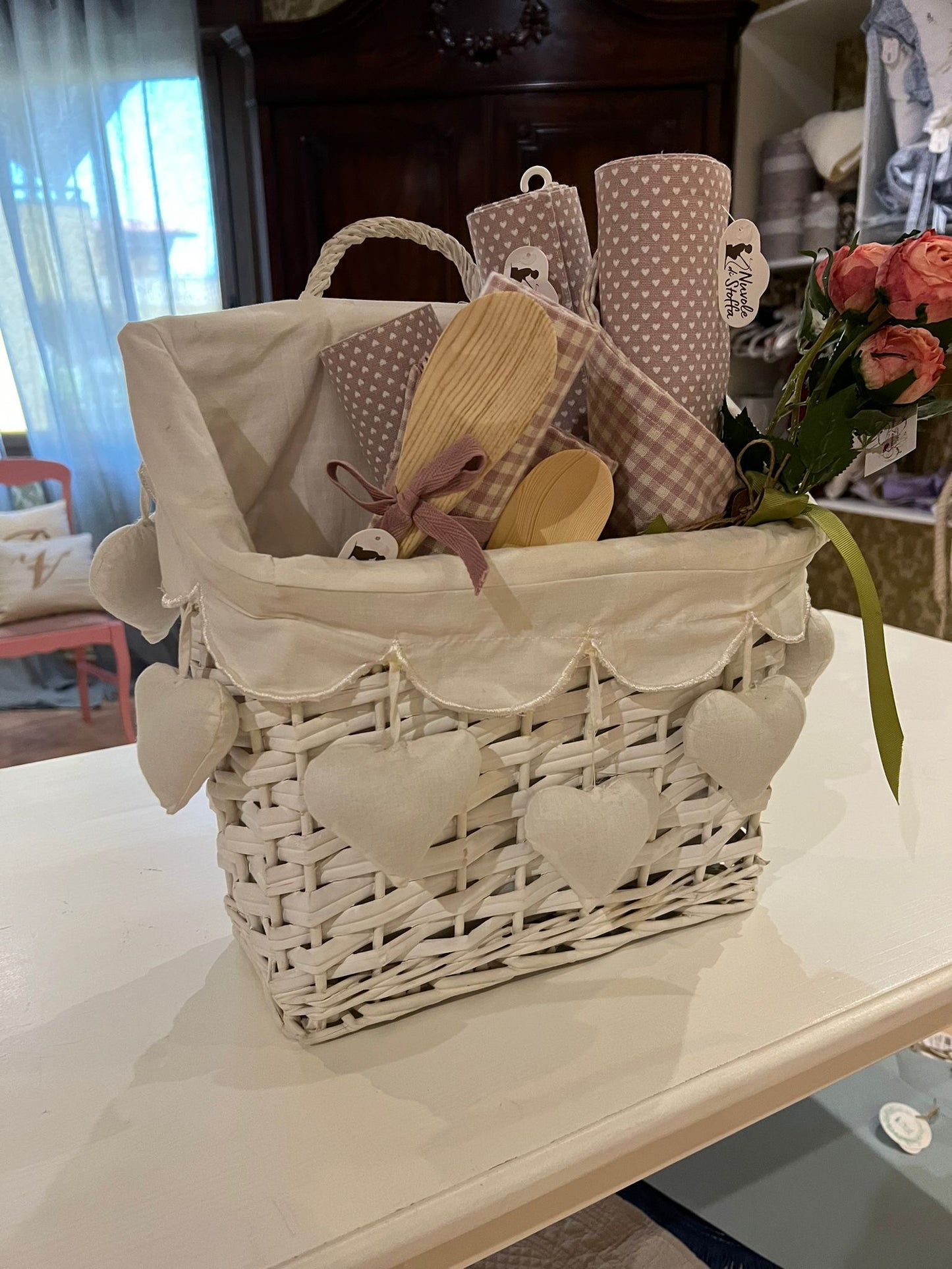 Cesta bianca con cuori