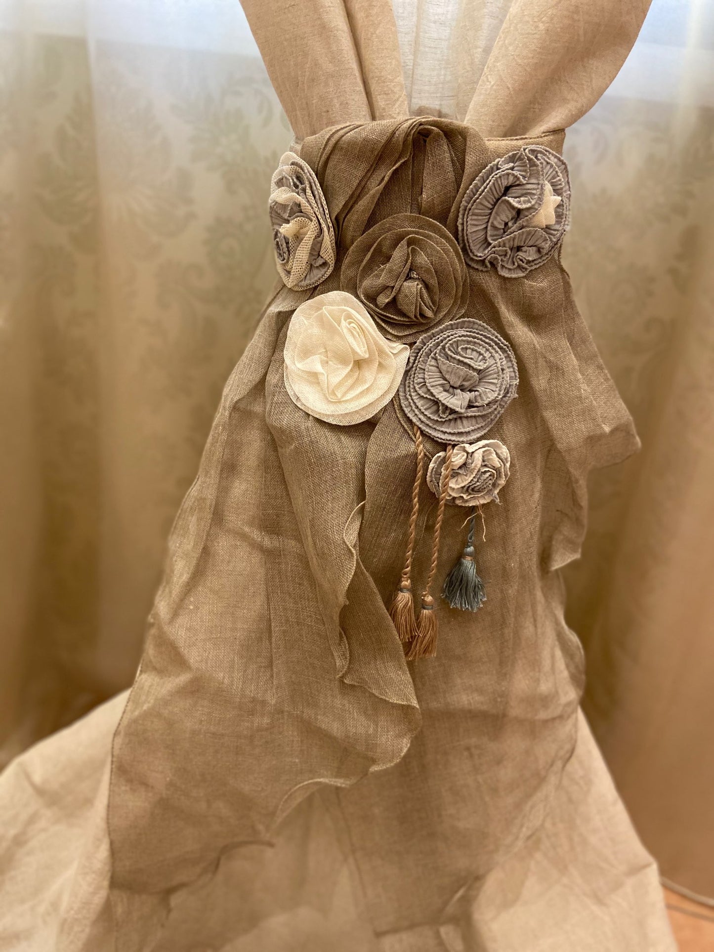 Embrasse con fiori e nappe.