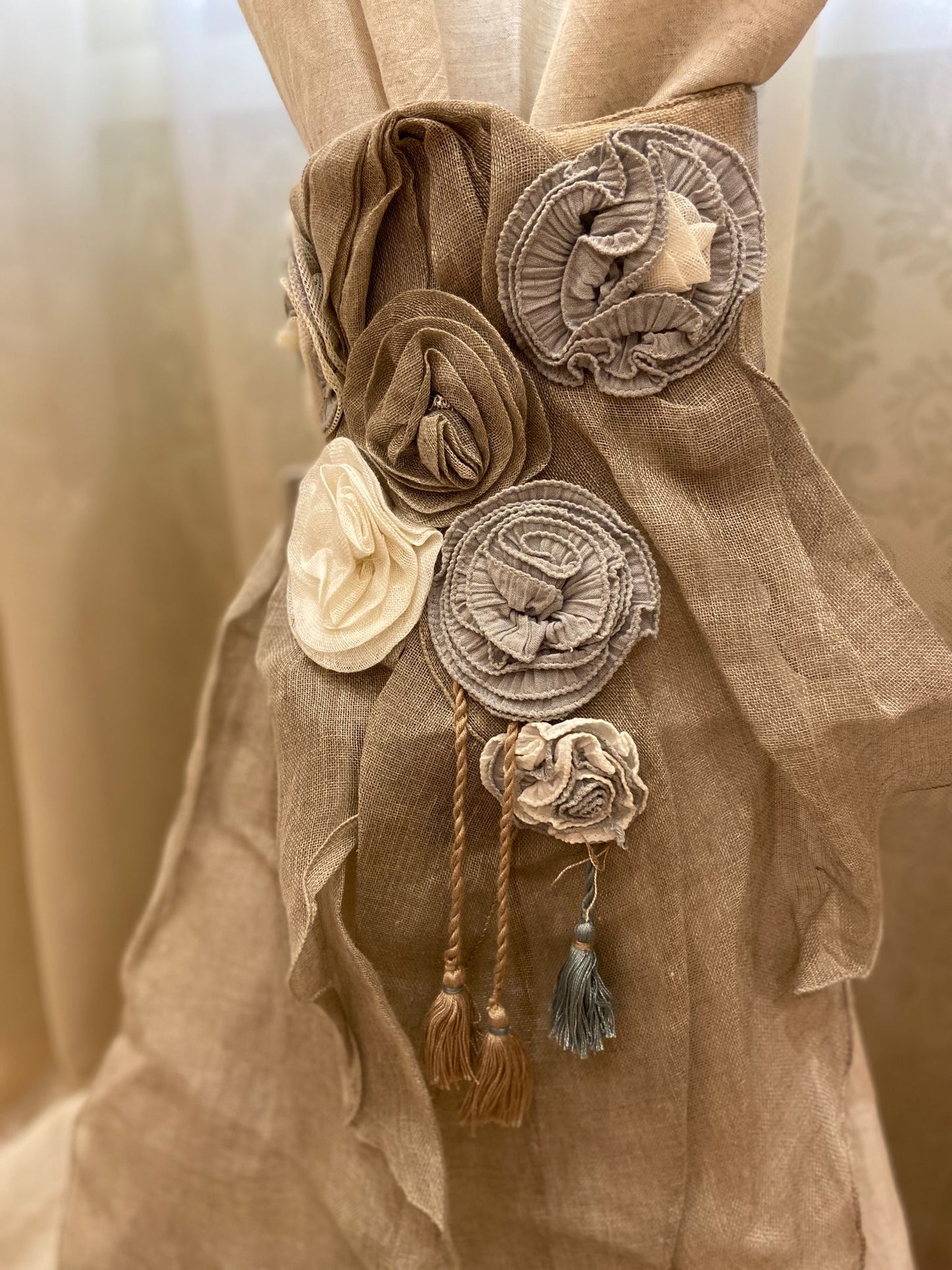 Embrasse con fiori e nappe.