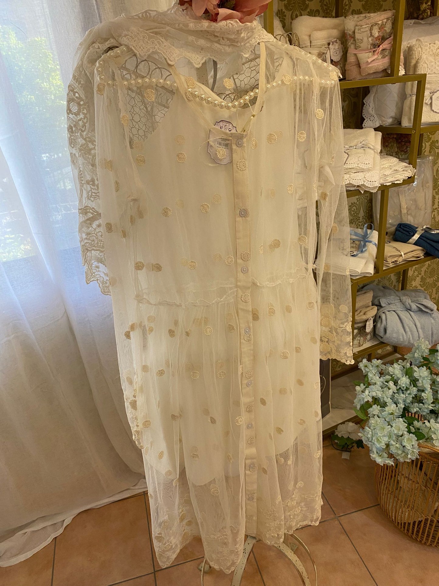 Abito in pizzo con sottoveste