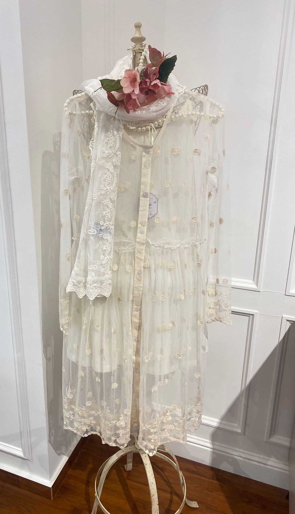 Abito in pizzo con sottoveste