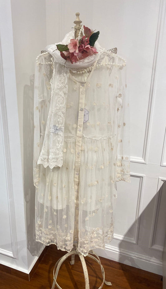 Abito in pizzo con sottoveste
