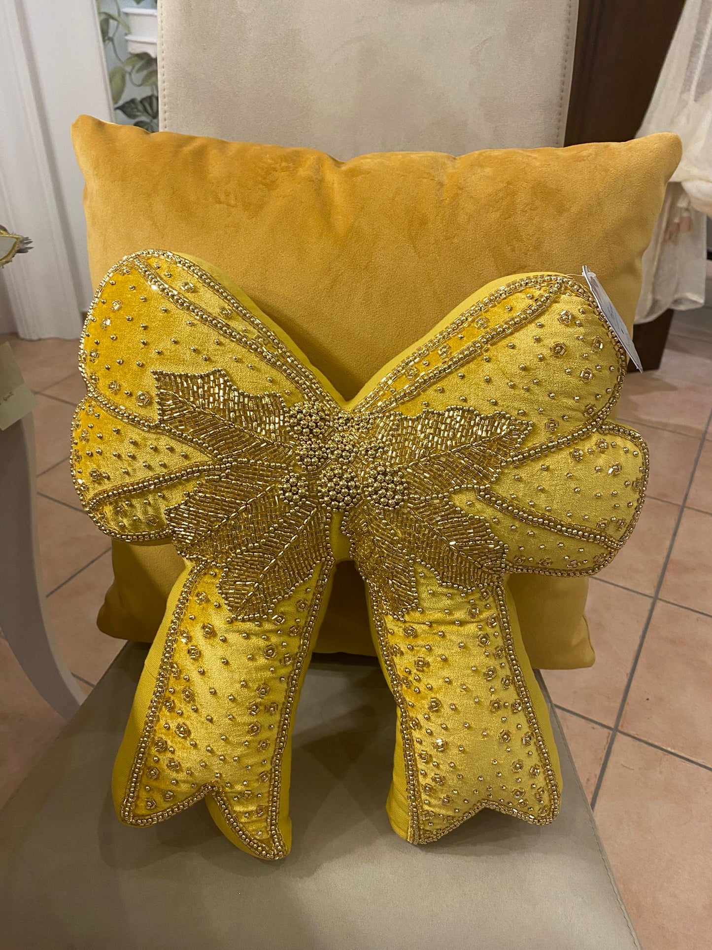 Cuscino fiocco velluto oro con perline