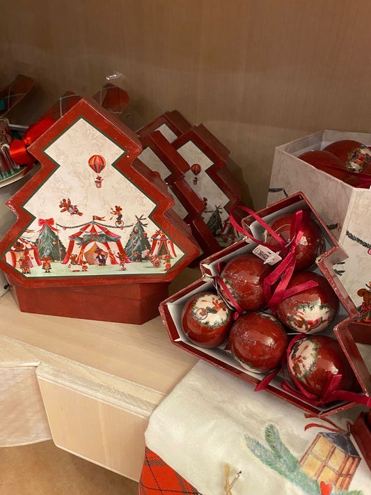 Scatola albero con palline